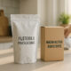 Flexible Verpackung neben einem Karton mit der Aufschrift "Nachhaltige Rohstoffe"